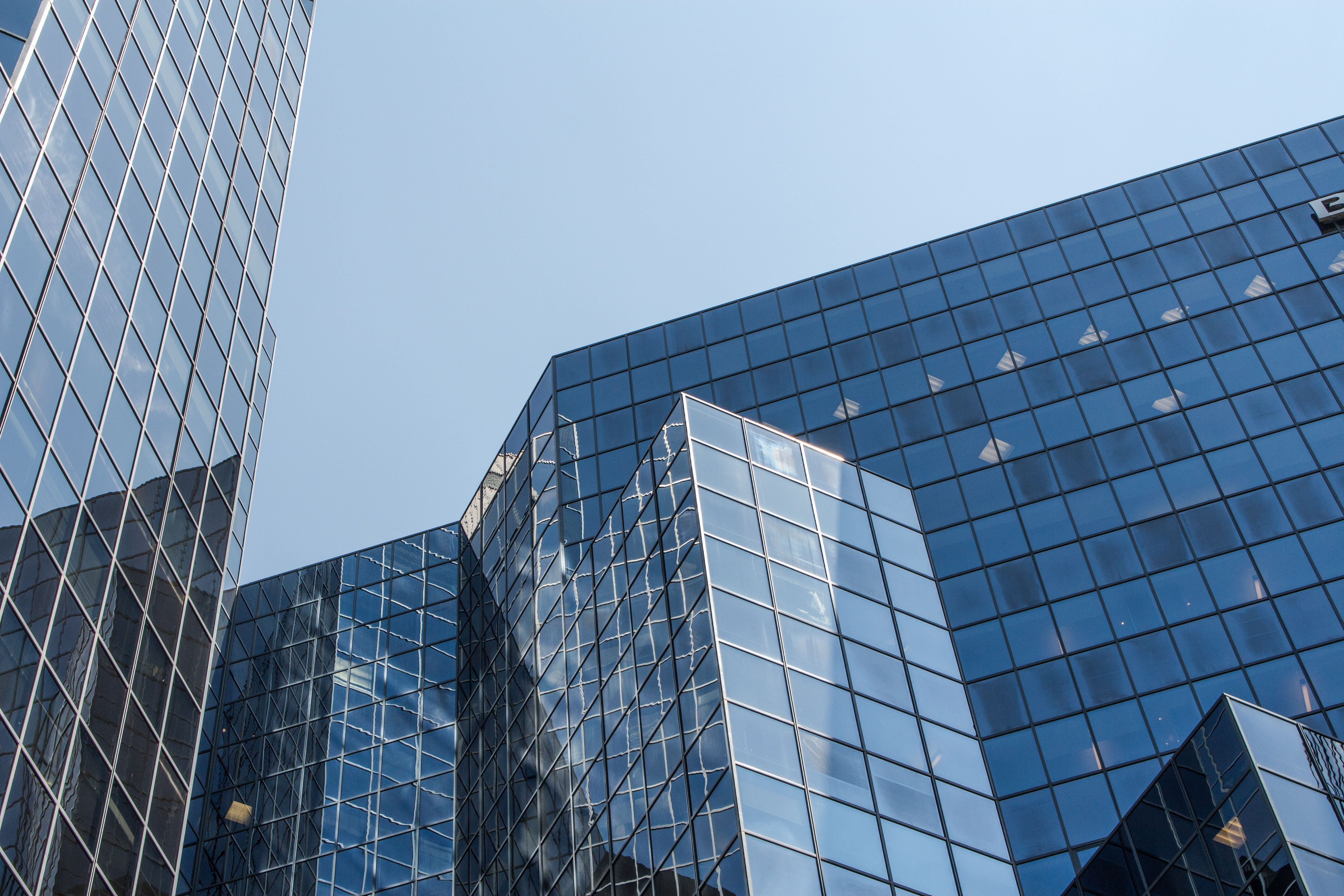 plusieurs bâtiments d'entreprises d'investissement