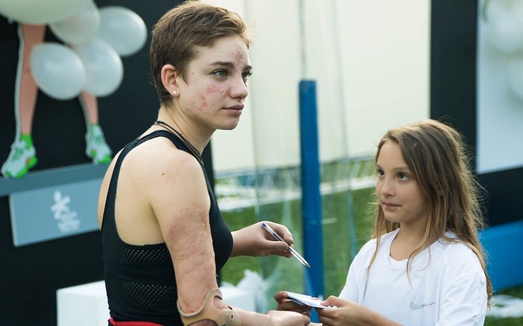 Bebe Vio signe un autographe à une jeune fille