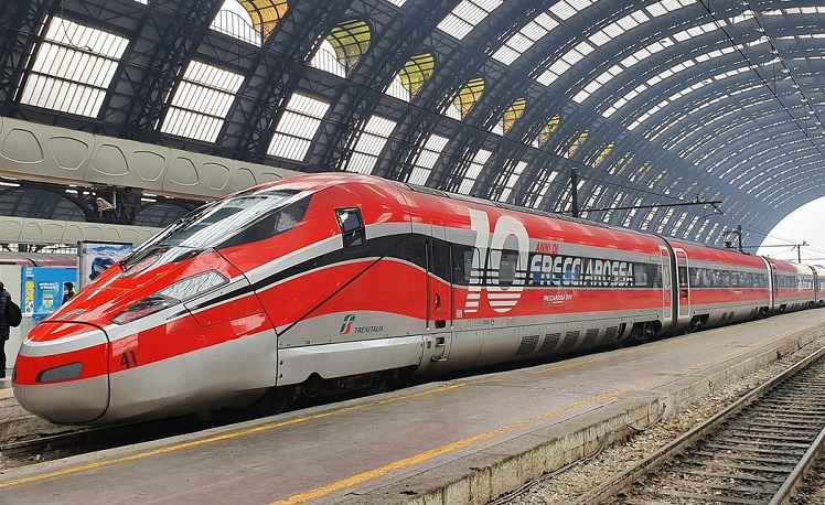 le train à grande vitesse rouge Frecciarossa en gare 