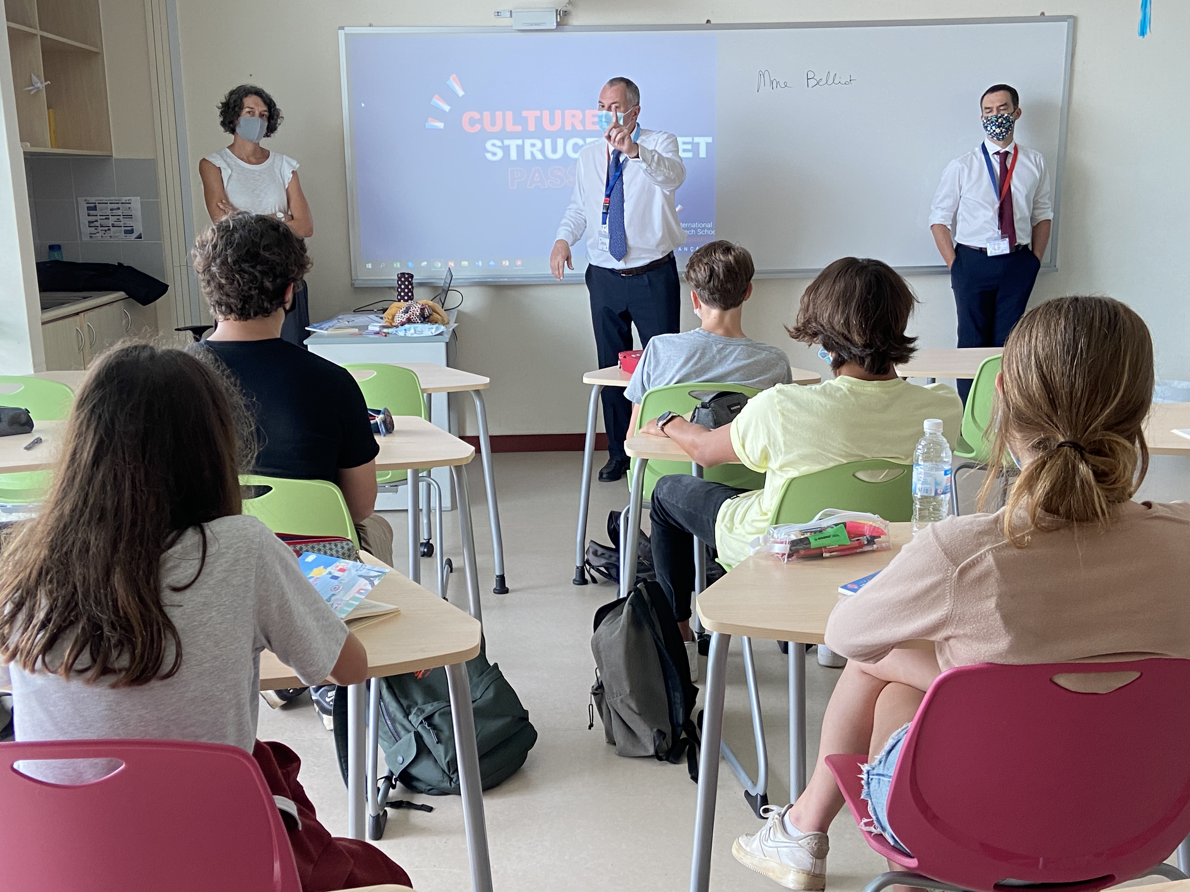 classe du lycee de singapour avec le proviseur 