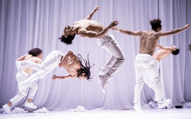 des danseurs réalisentune chorégraphie contemporaine sur scène 