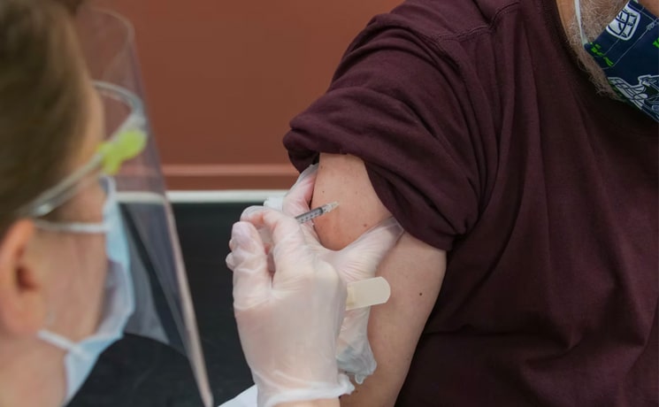 une personne se faisant vacciner