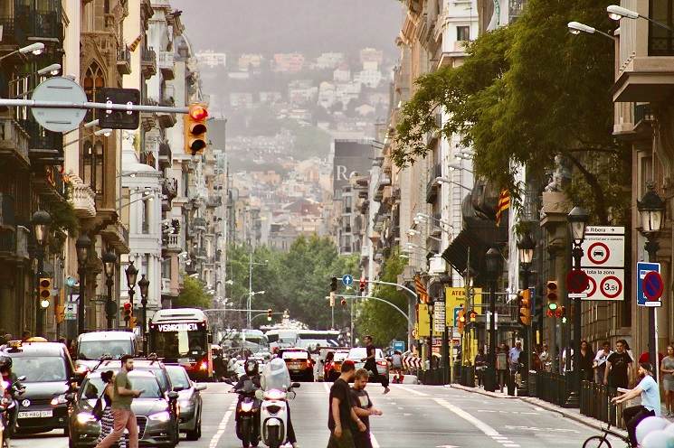 trafic dans la rue à Barcelone