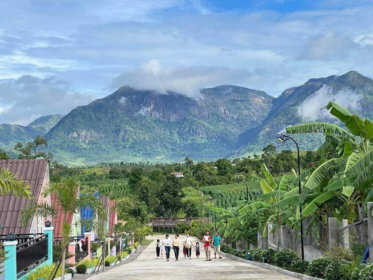 Promenade dans les montage au cambodge