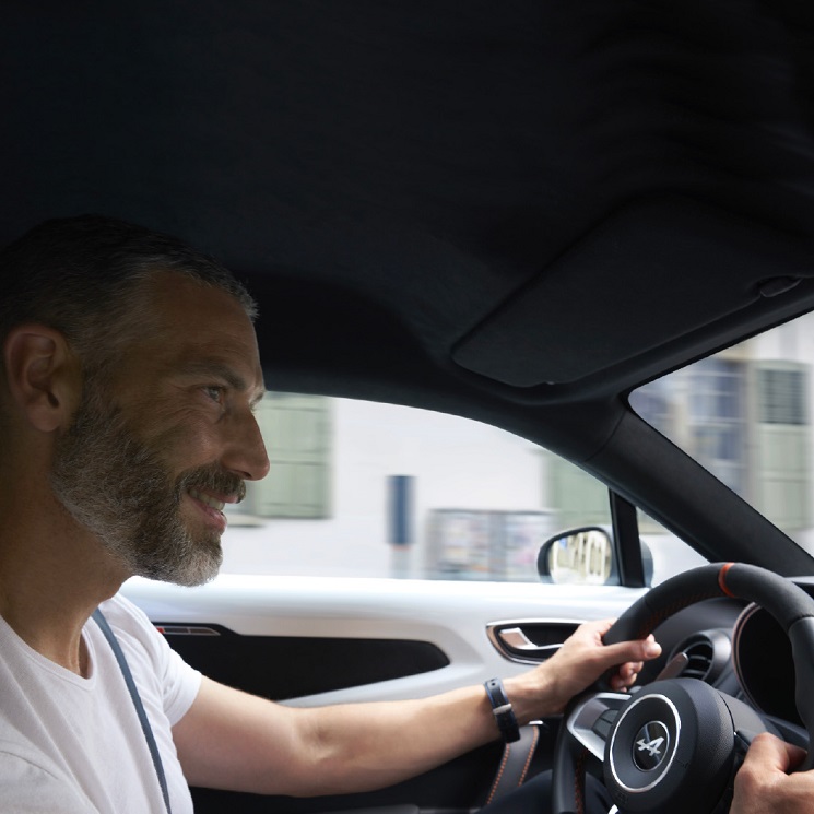 un conducteur au volant d'une Alpine