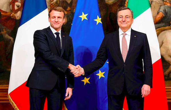 Mario Draghi et Emmanuel Macron se serrant la main pour la signature du traité du Quirinal