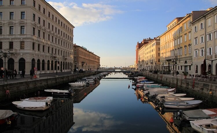 des bateaux sur l'eau le long du canal qui traverse la ville deTrieste