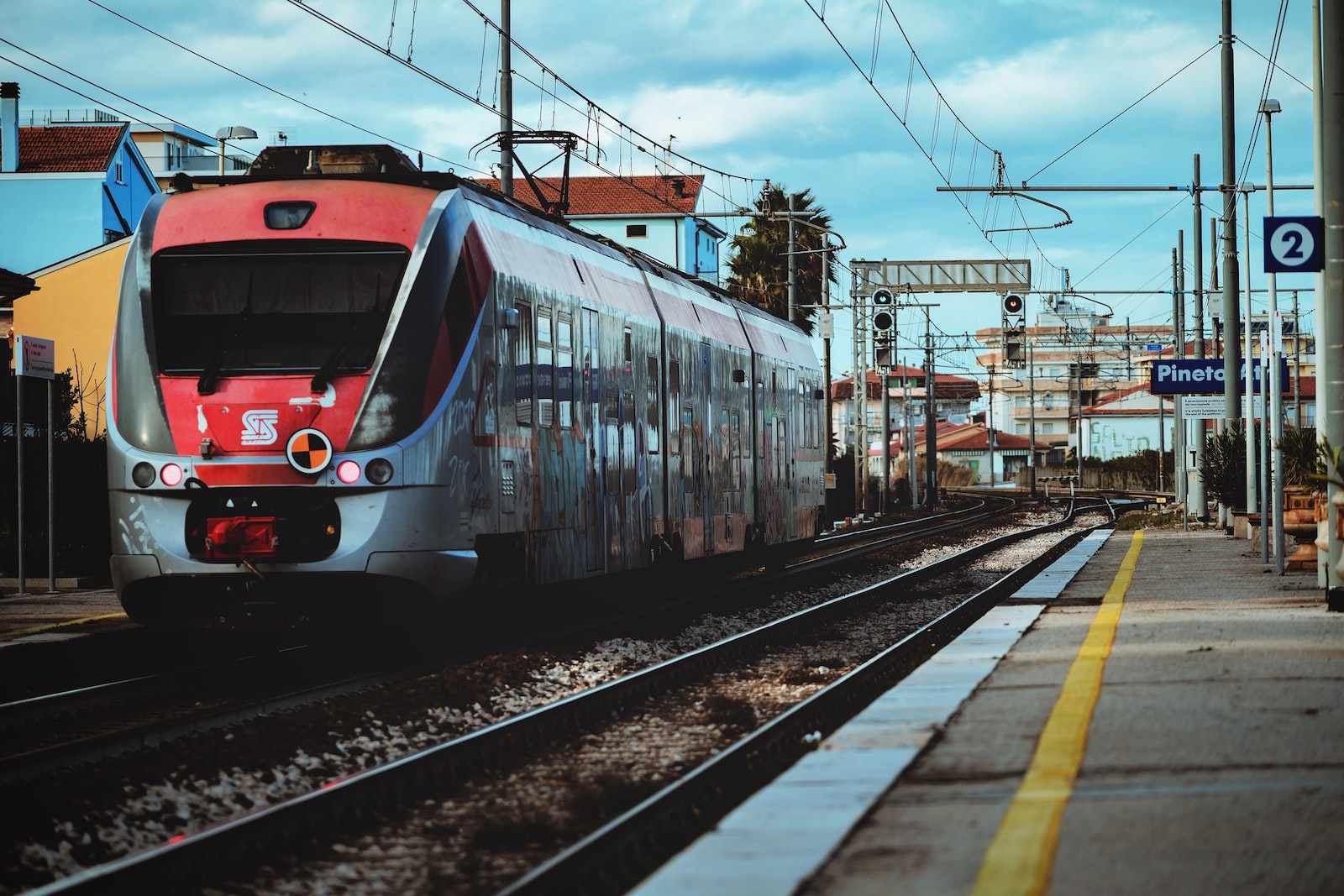 un train dans une gare