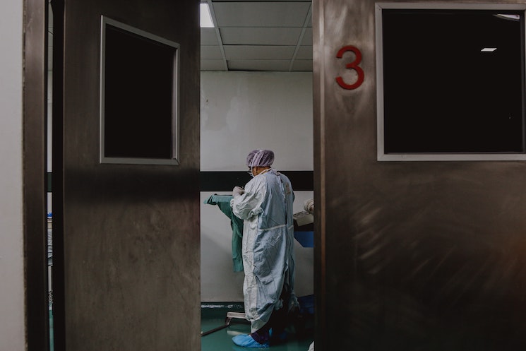 une femme dans un morgue