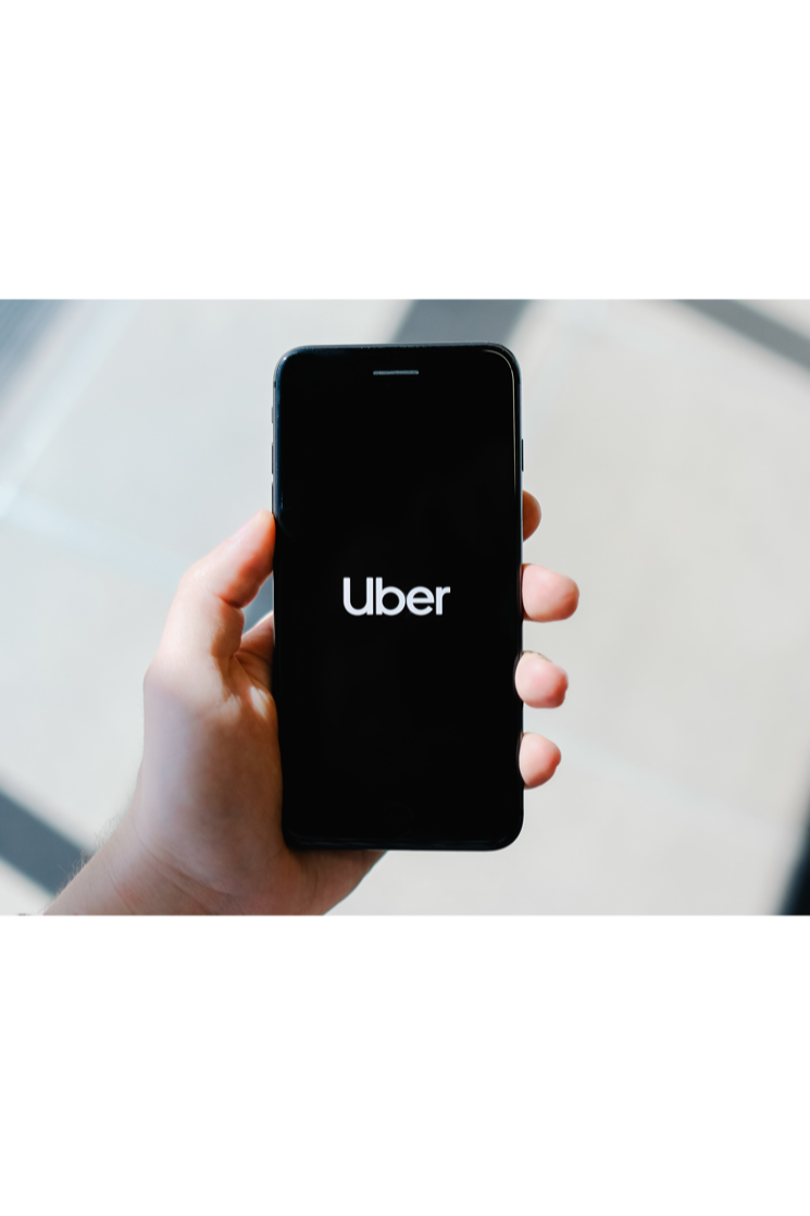 Log de Uber sur un téléphone tenu par un homme