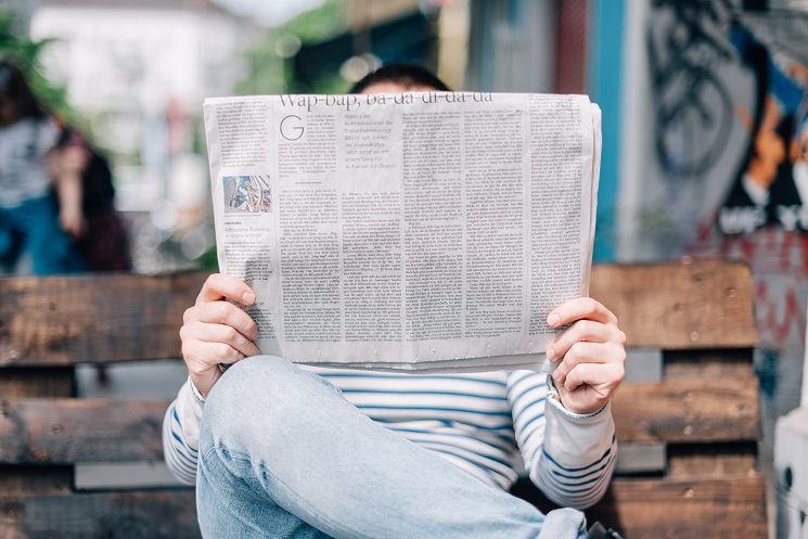 une personne lit le journal en espagne