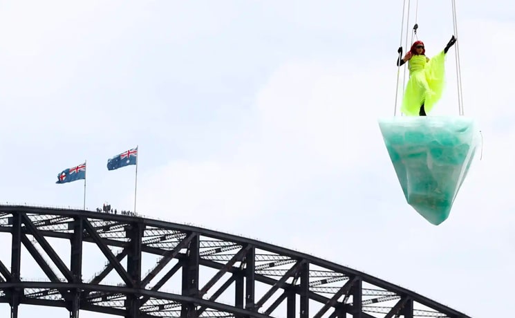 Une danseuse se produit sur un iceberg au-dessus de Sydney