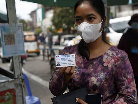 Cambodgienne présentant sa carte de vaccination