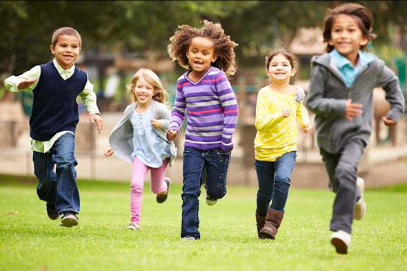 Enfants courant à la récréation 