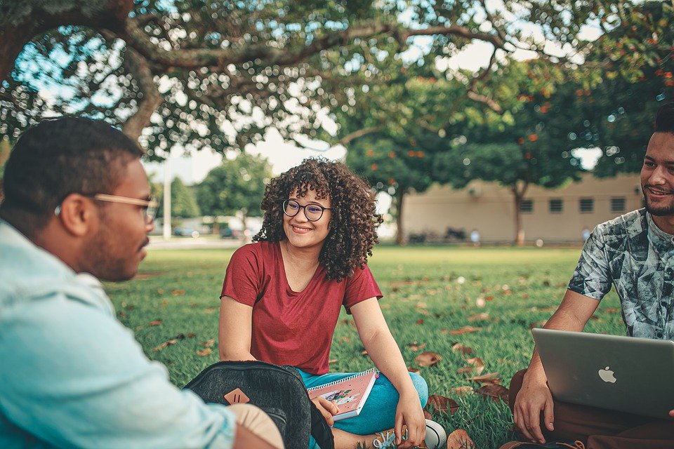 groupe d'étudiants dans un parc