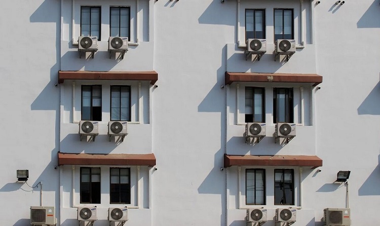 Conditionneurs d'air accrochés à une façade