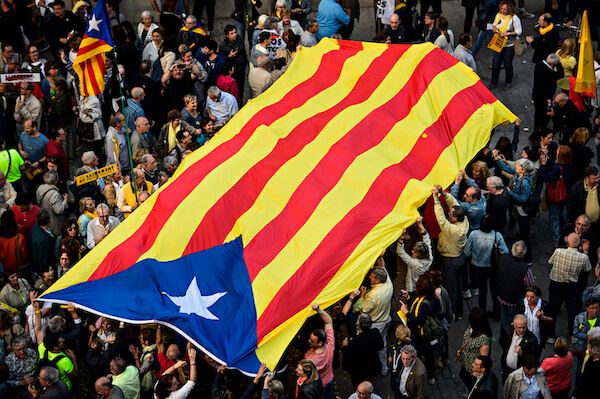 Le Drapeau 'estelada' porté par les indépendantistes lors d'une manifestation