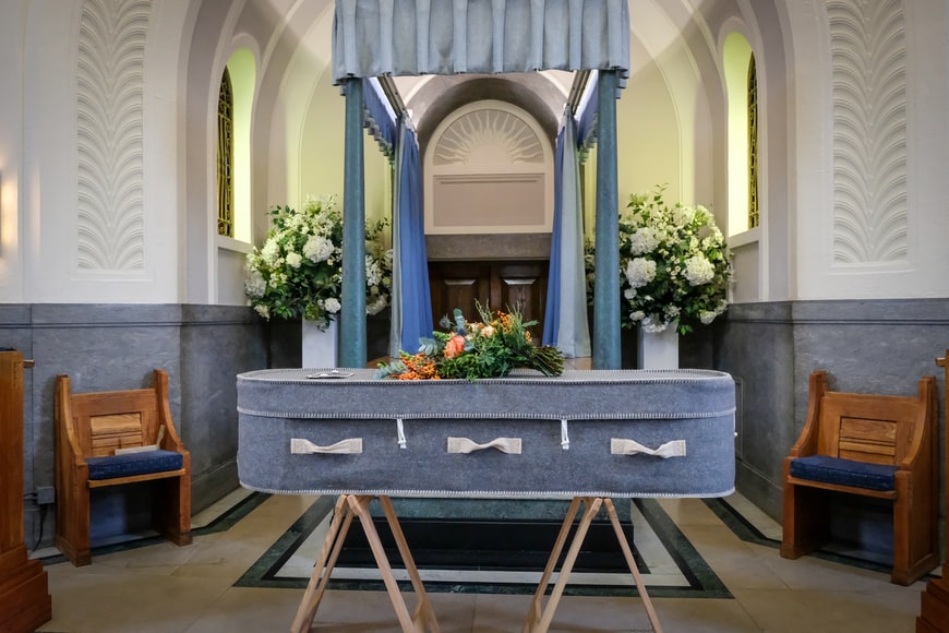cercueil dans une église