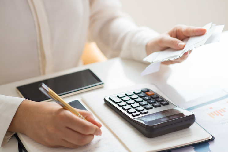 facturation avec calculatrice sur un bureau