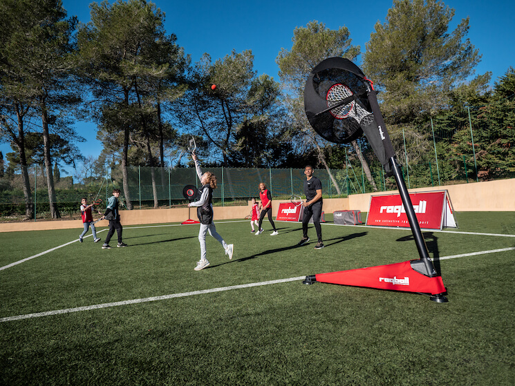 cours de Raqball sur terrain avec joueurs et équipement de sport