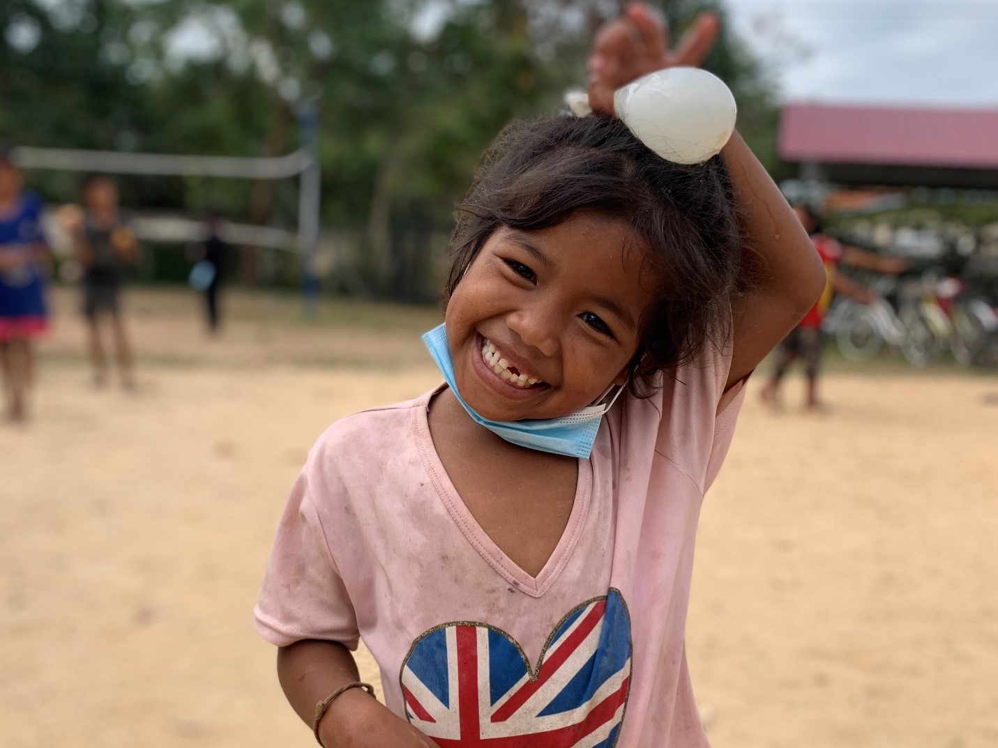 une petite cambodgienne avec une baudruche