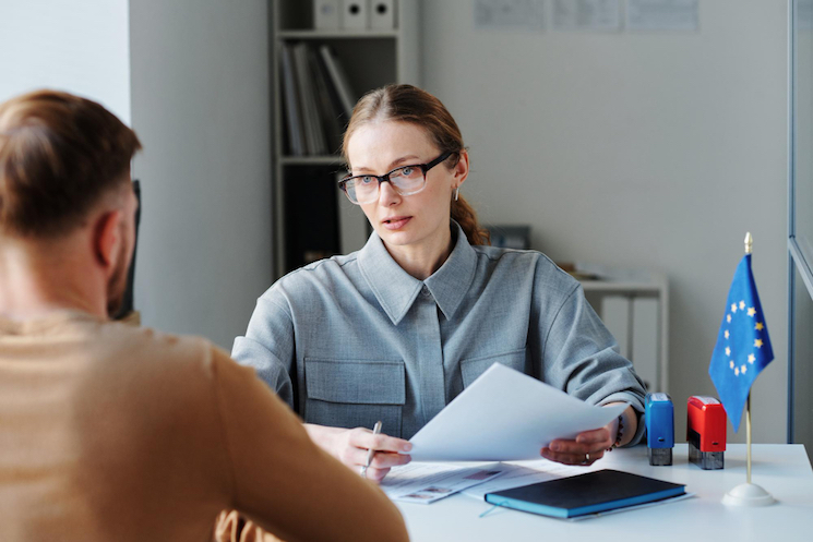 femme qui fait passer un entretien RH