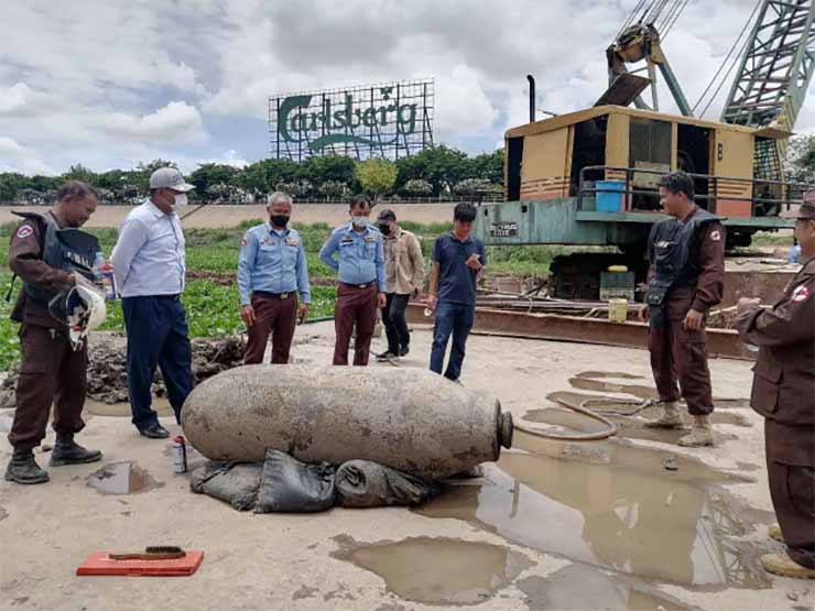 Une photo prise le 5 mai 2022 montre une bombe aérienne de guerre récupérée dans la rivière Chaktomuk à Phnom Penh, capitale du Cambodge. CMAC-Handout via Xinhua