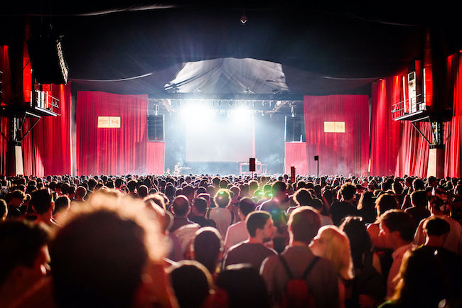un concert qui réunit beaucoup de monde pour le festival Sonar