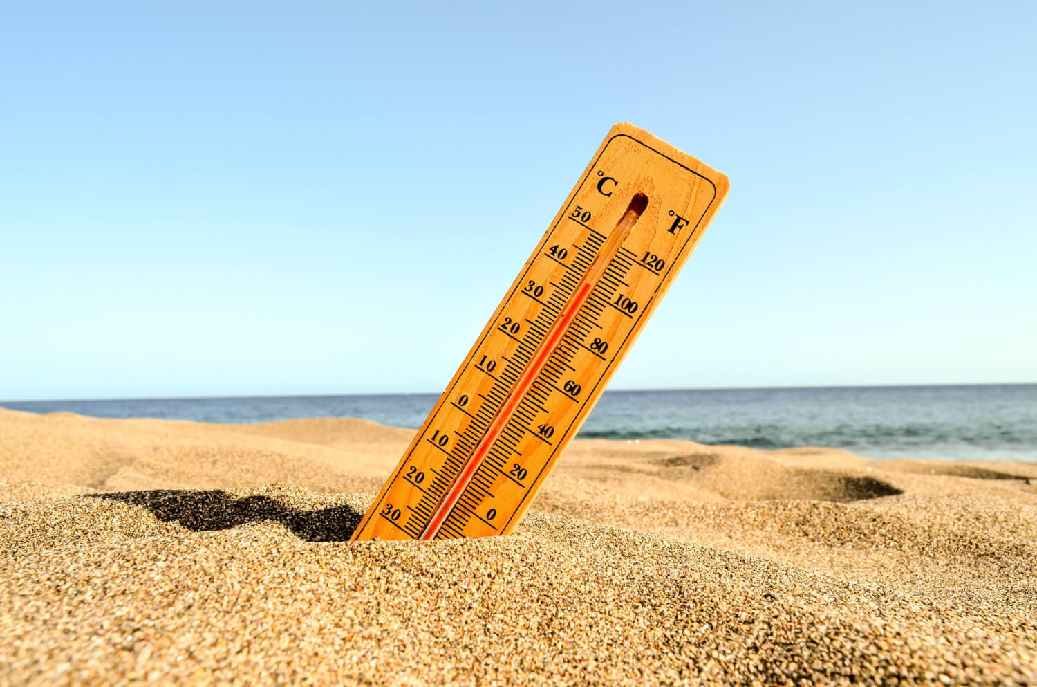 un thermomètre dans le sable pour les fortes chaleurs de la communaute valencienne