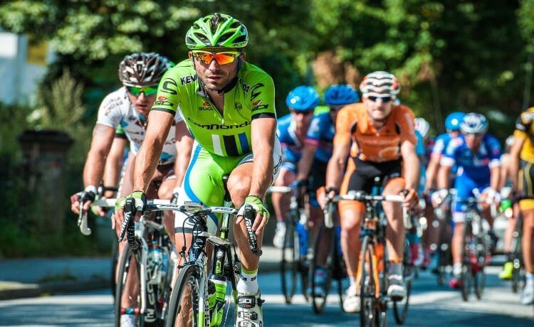 cyclistes à vélo