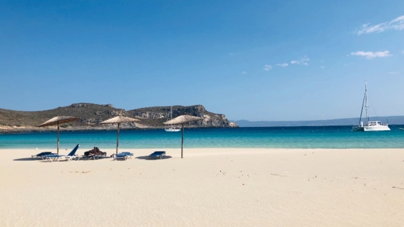 plage de sable blanc en Grèce