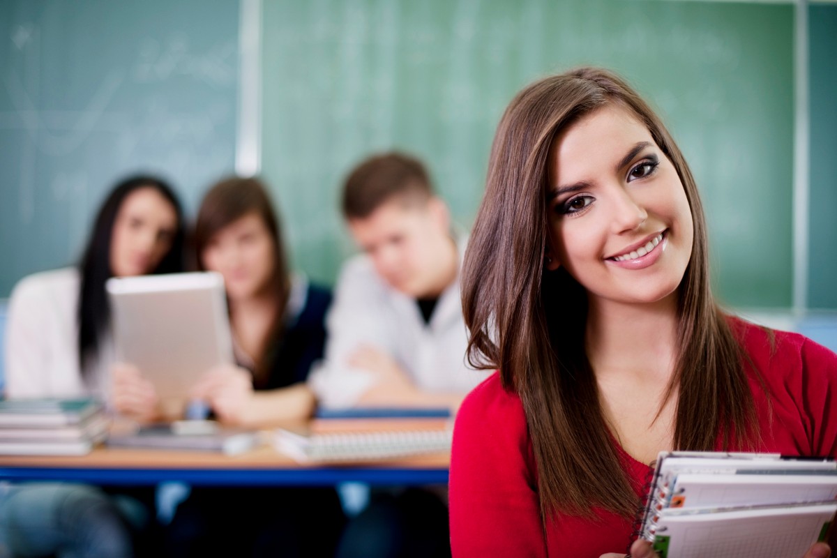 étudiant dans une salle de classe