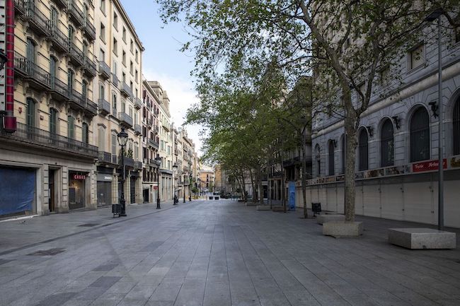 rue de Barcelone vide avec commerces fermés