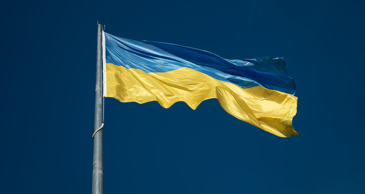 un drapeau ukrainien dans le ciel bleu