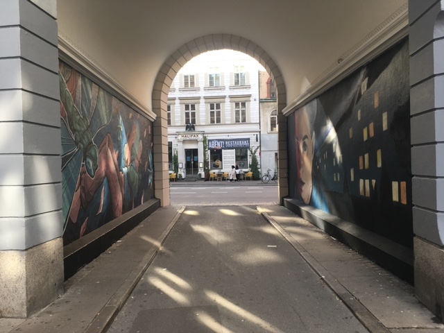 Le passage de West End à Copenhague avec du street art régulièrement renouvelé