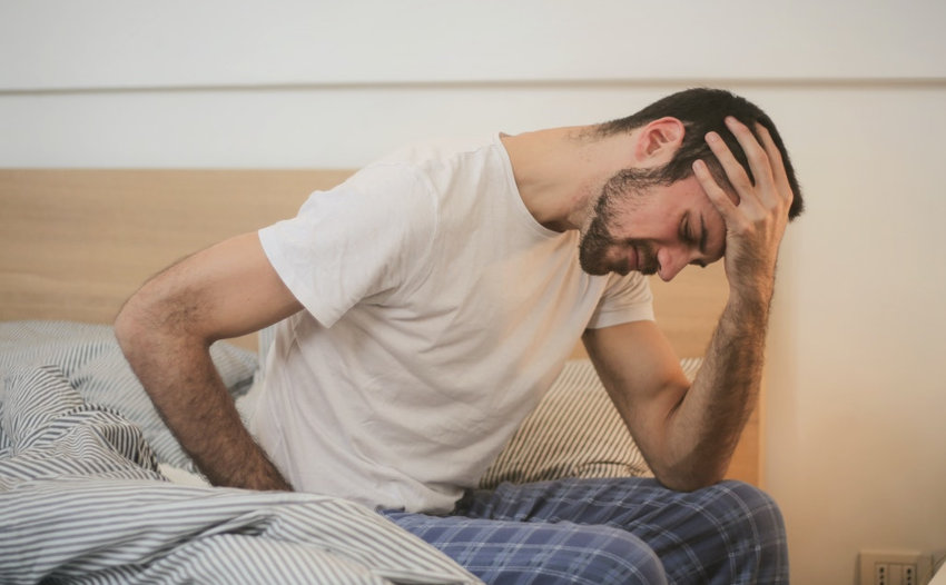 Un homme se réveille avec un gros mal de tête