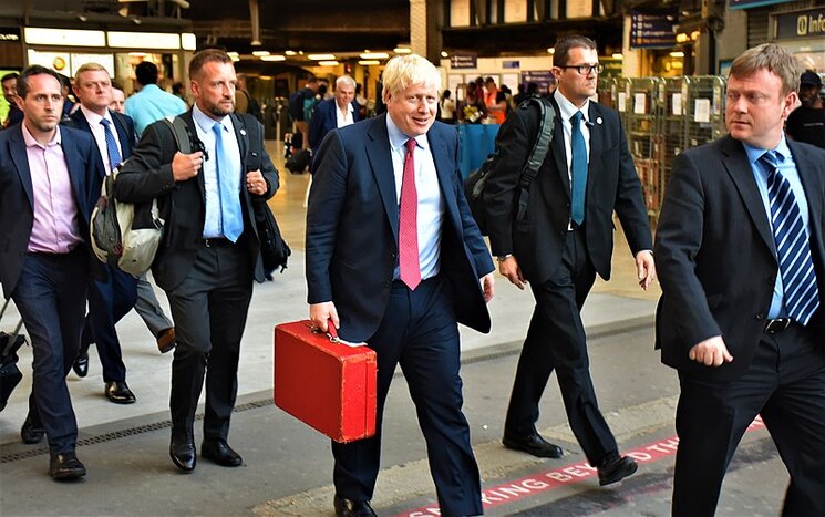 Boris Johnson une valise à la main
