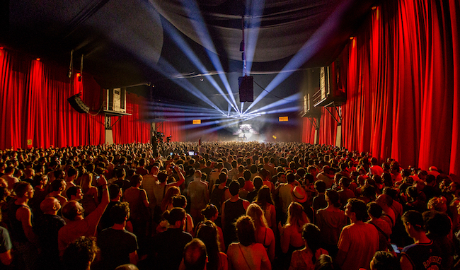 un concert de musique bondé