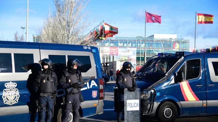 Un fourgon de la police devant l'entrée d'IFEMA