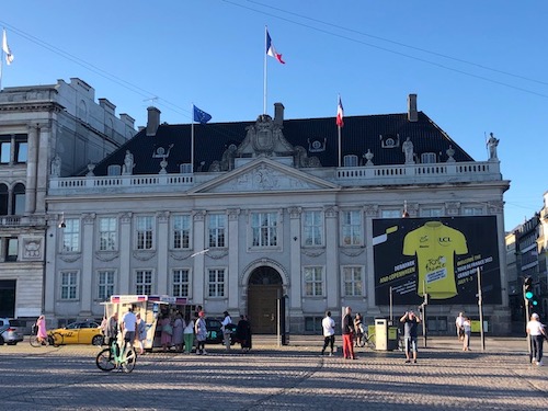 La façade de l'ambassade de France à Copenhague décorée du maillot jaune du Tour de France 