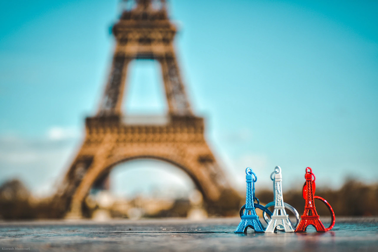 Des porte clés vendus près de la tour eiffel à Paris