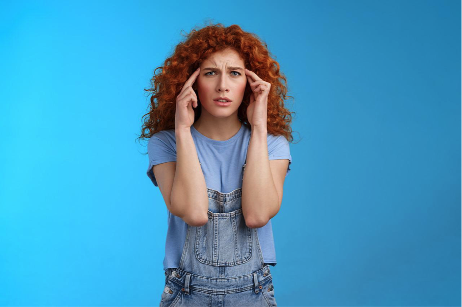 femme avec un air anxieux