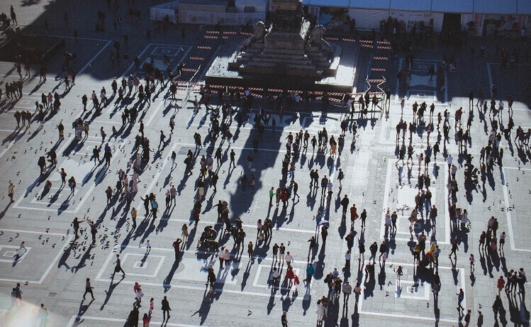 des gens sur une place vus de haut