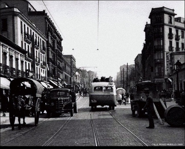 photo en noir et blanc d'une rue de Madrid