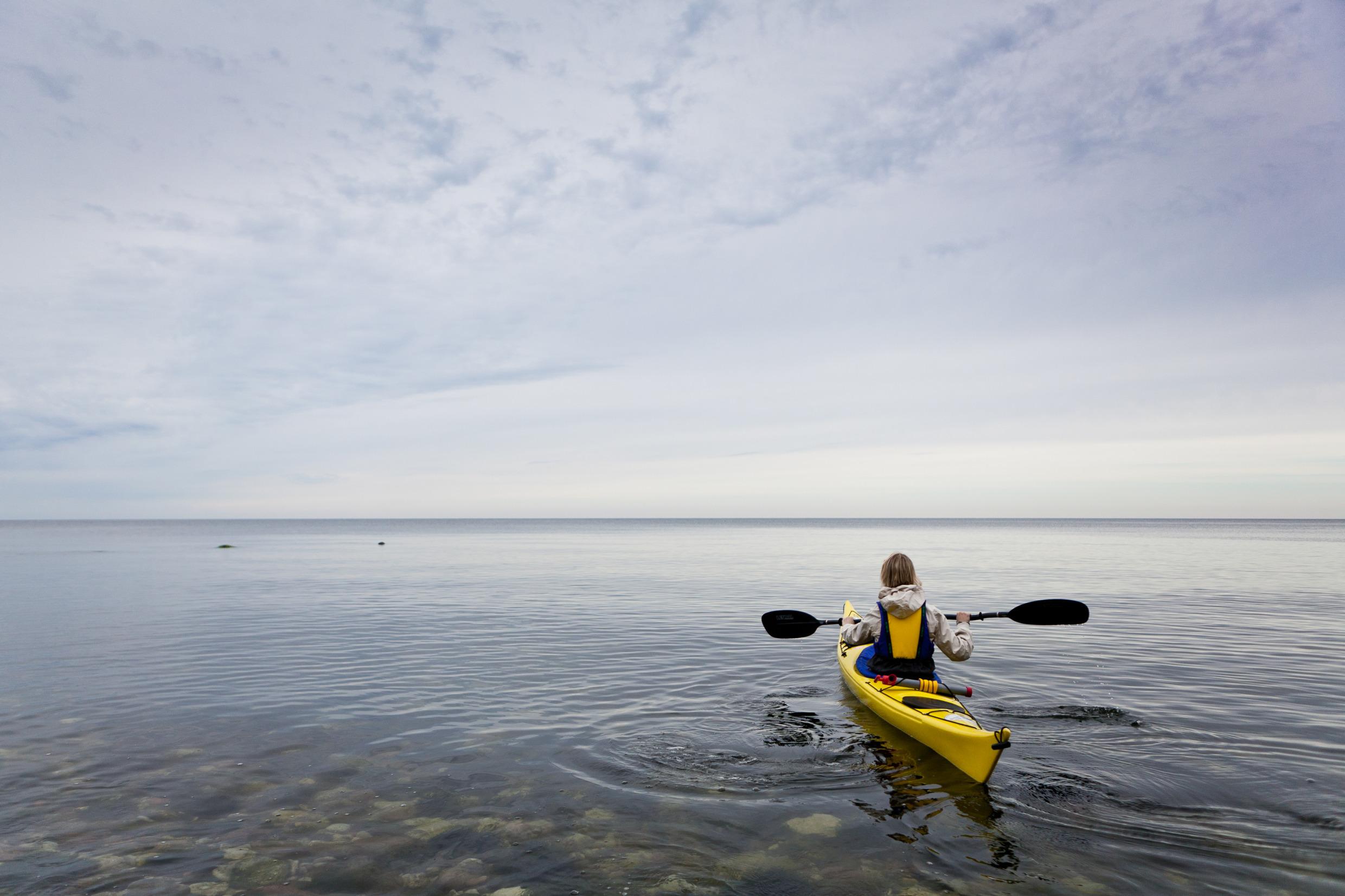 étendue d'eau avec un kayak