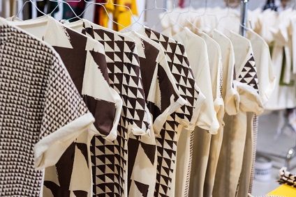 vetements en rayon magasin