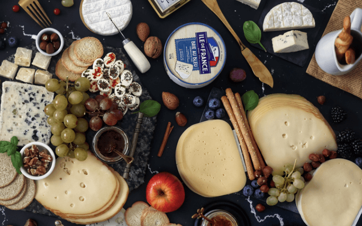 Assortiment de fromage Ile de France sur une table