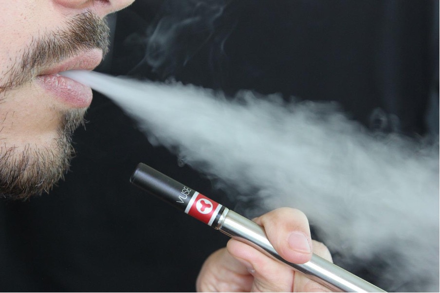 homme qui souffle de la vapeur de cigarette électronique