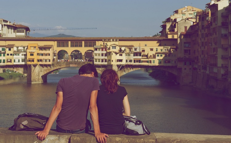 couple assis sur un pont