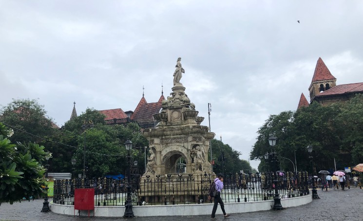 La fontaine Flora à Mumbai pendant la mousson